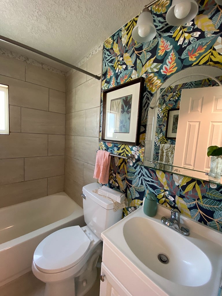 Shared full bathroom for the two queen bedrooms.