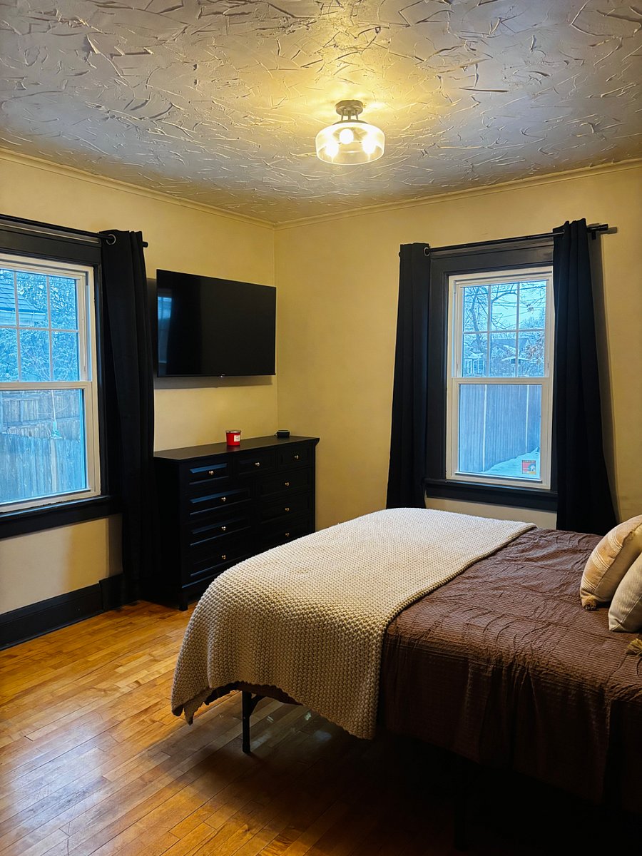 Main bedroom with 55 TV