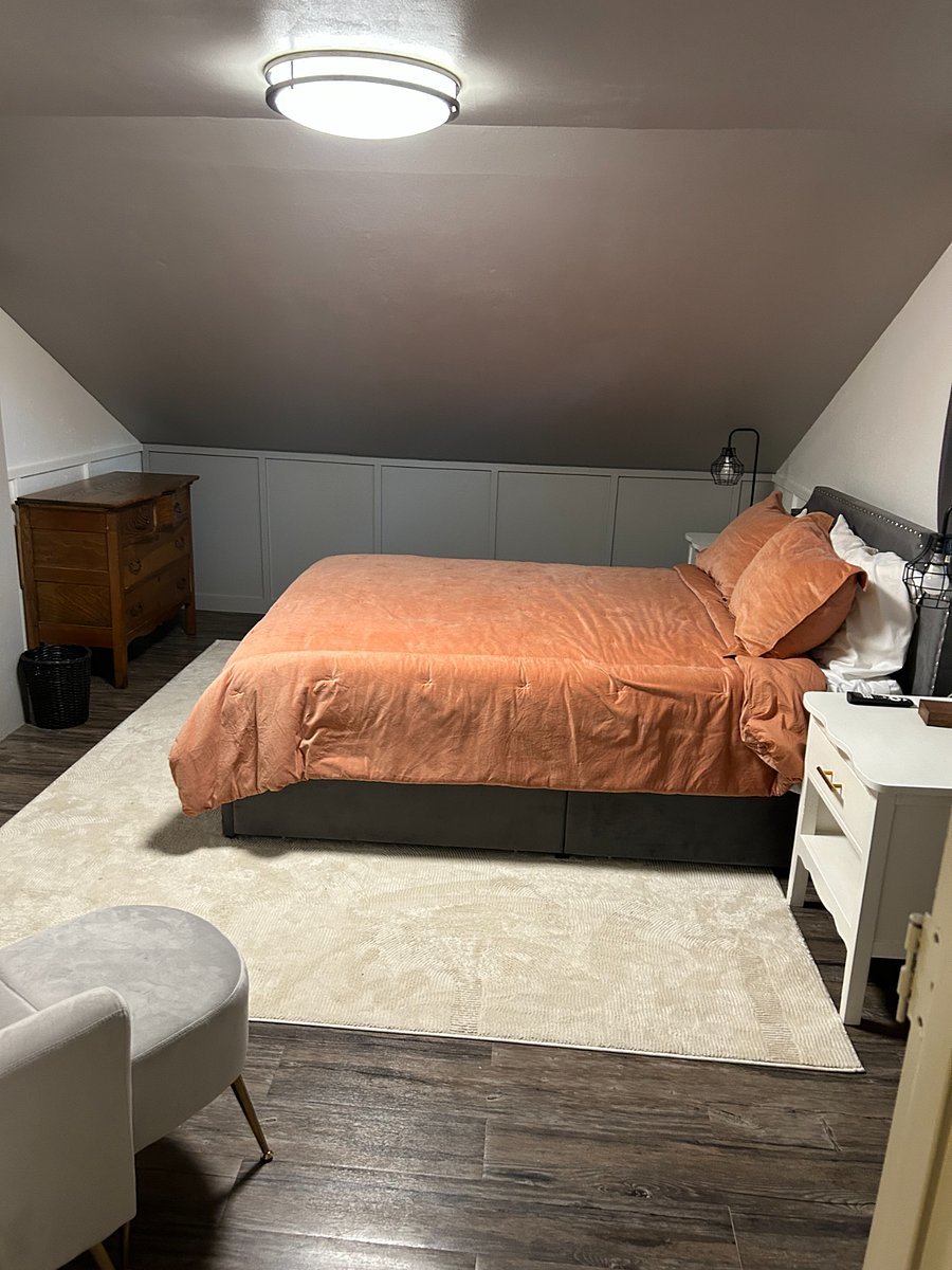 Bedroom with queen bed