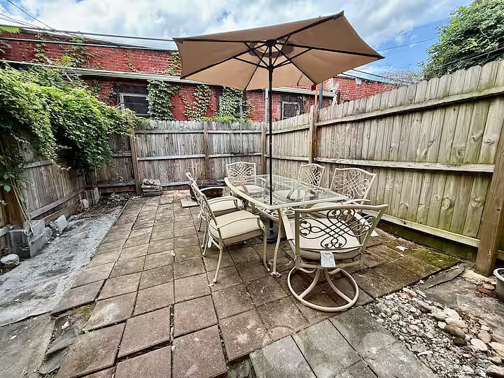 Backyard Outdoor Dining