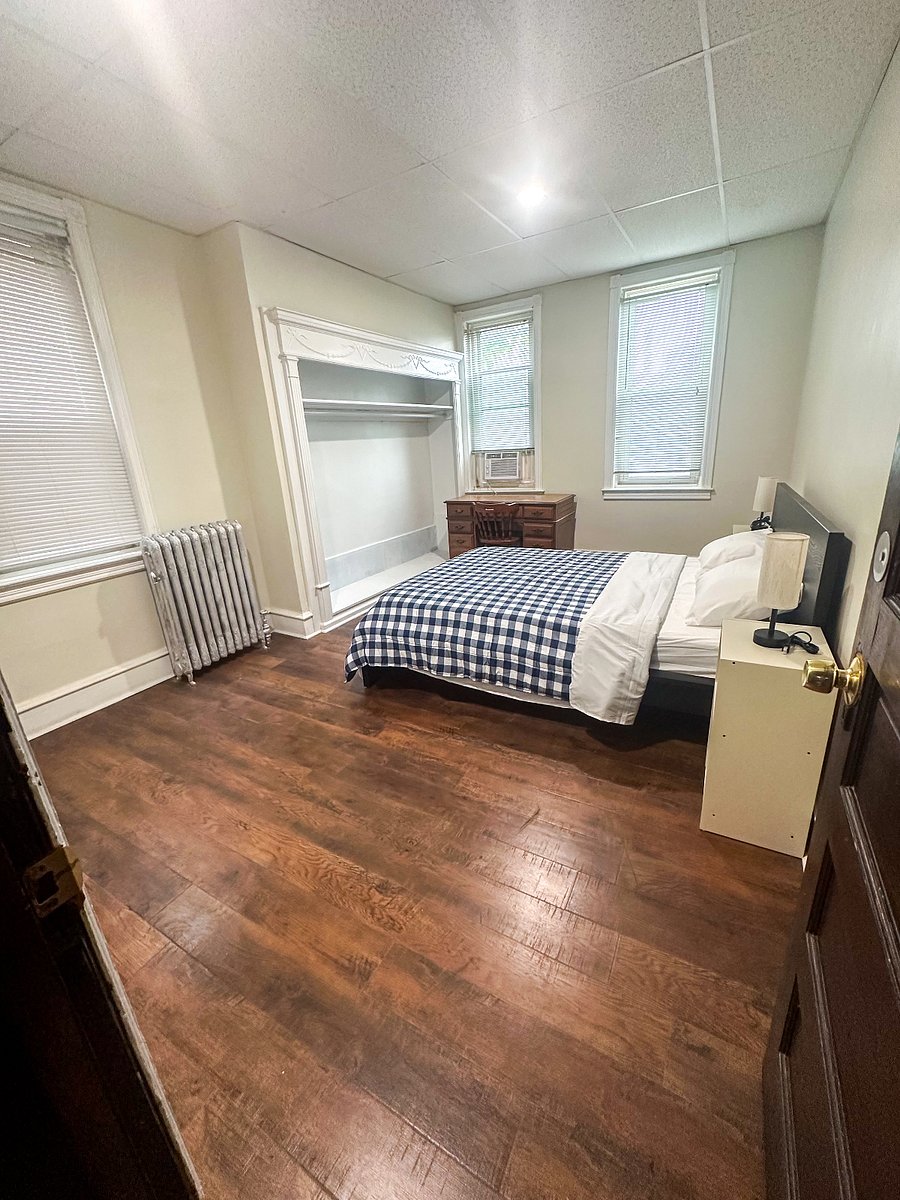 Room 3, 2nd Floor, Queen Bed, Large Closet Space, & Smart TV