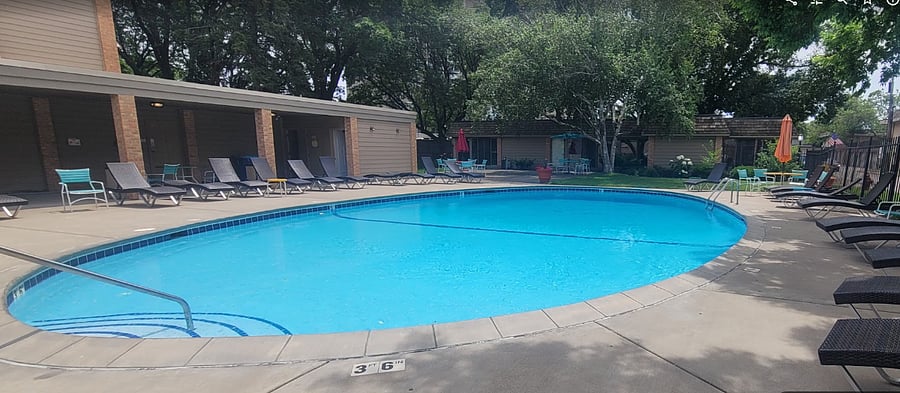 Clun house and pool are that is close to the unit