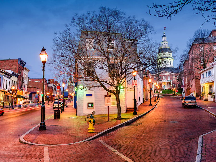 Historic downtown is a short 15-20 minute walk. Visit for some shopping, ice cream, or dining and walk back across the pedestrian friendly drawbridge or take the water taxi (seasonal) to your quiet oasis.