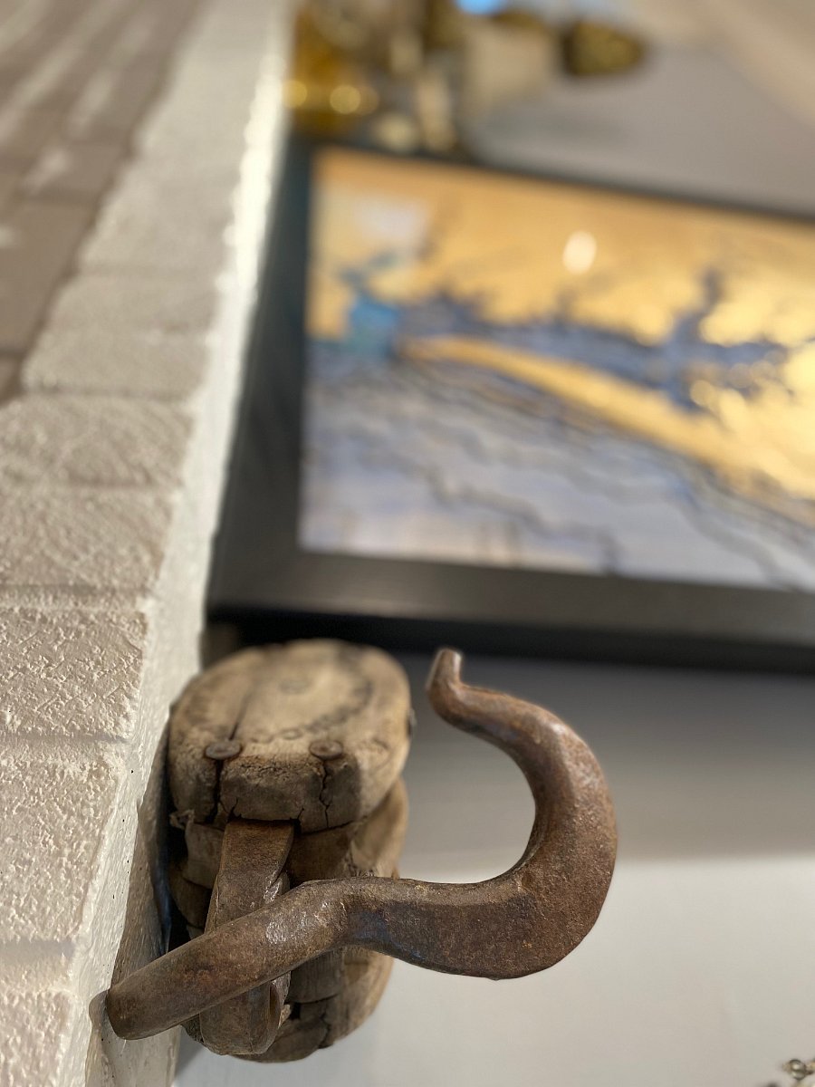 Carefully curated dPriecorative accents throughout.
