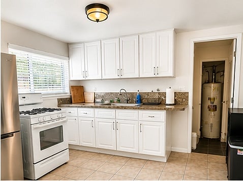 Full kitchen