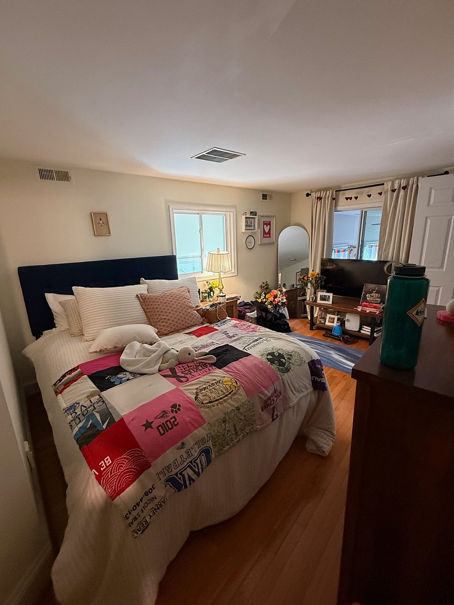 Room with queen size bed