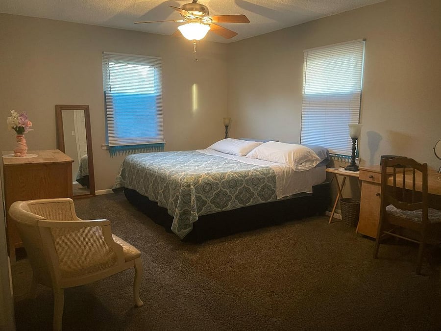 Principal bedroom.
King-size bed
