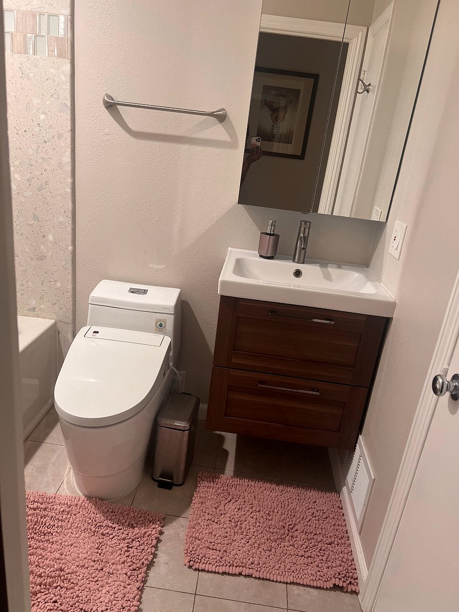 full bathroom w/tub and bidet (both toilets)