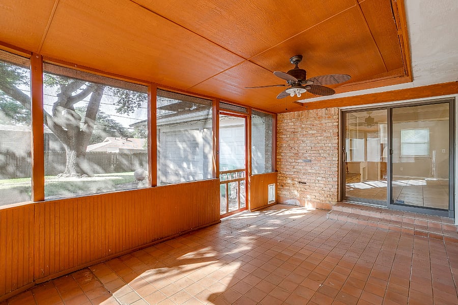 Awesome screened in Patio for outdoor / indoor living and relaxing