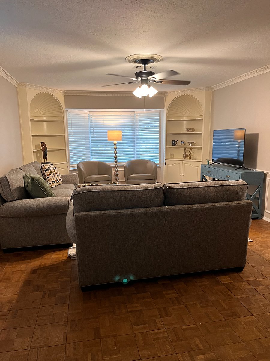 Oversized Living Area with new furnishings and Smart TV