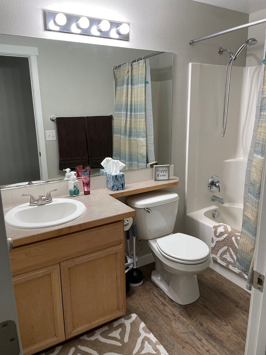 Guest bath, with tub/shower combo