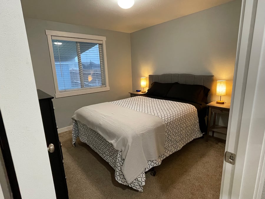 Queen bed Bedroom
