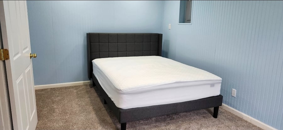 Comfortable bedroom with a Queen-Size bed in a peaceful rural setting.