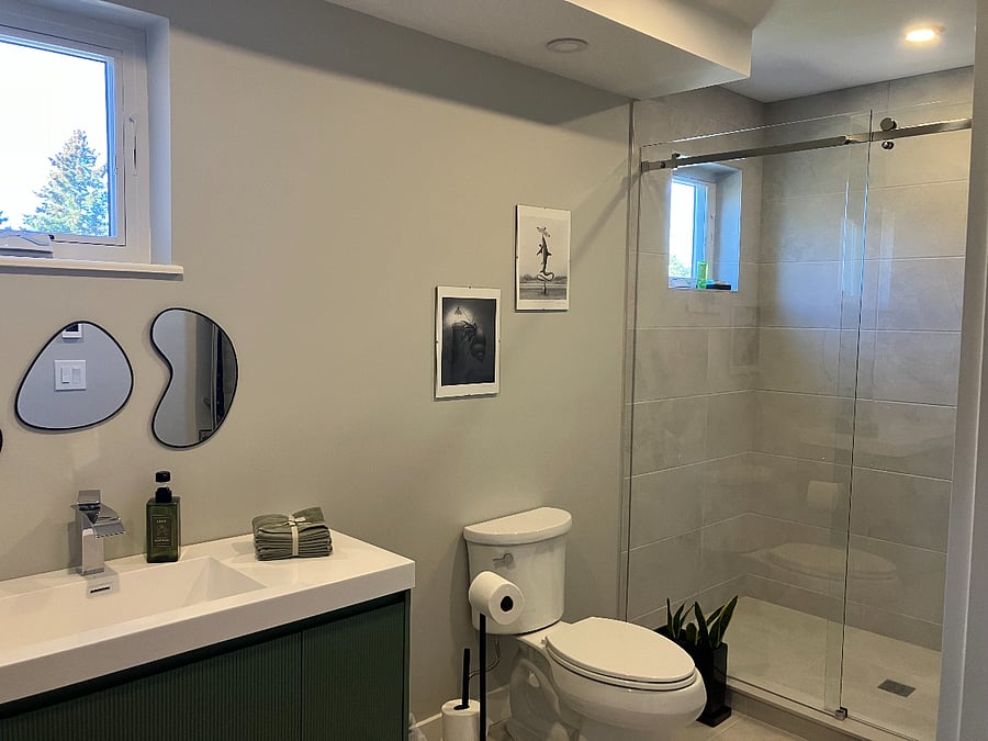 Second bathroom with rain shower