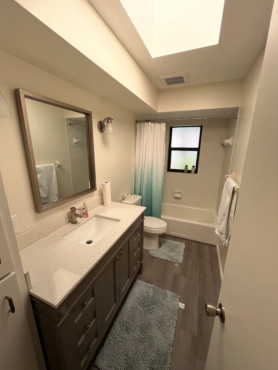 Second bathroom next to Queen Bedroom and Twin Bedroom