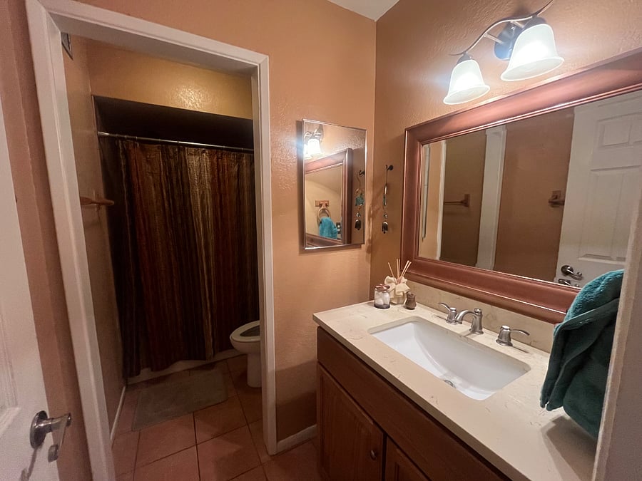 Main bathroom 