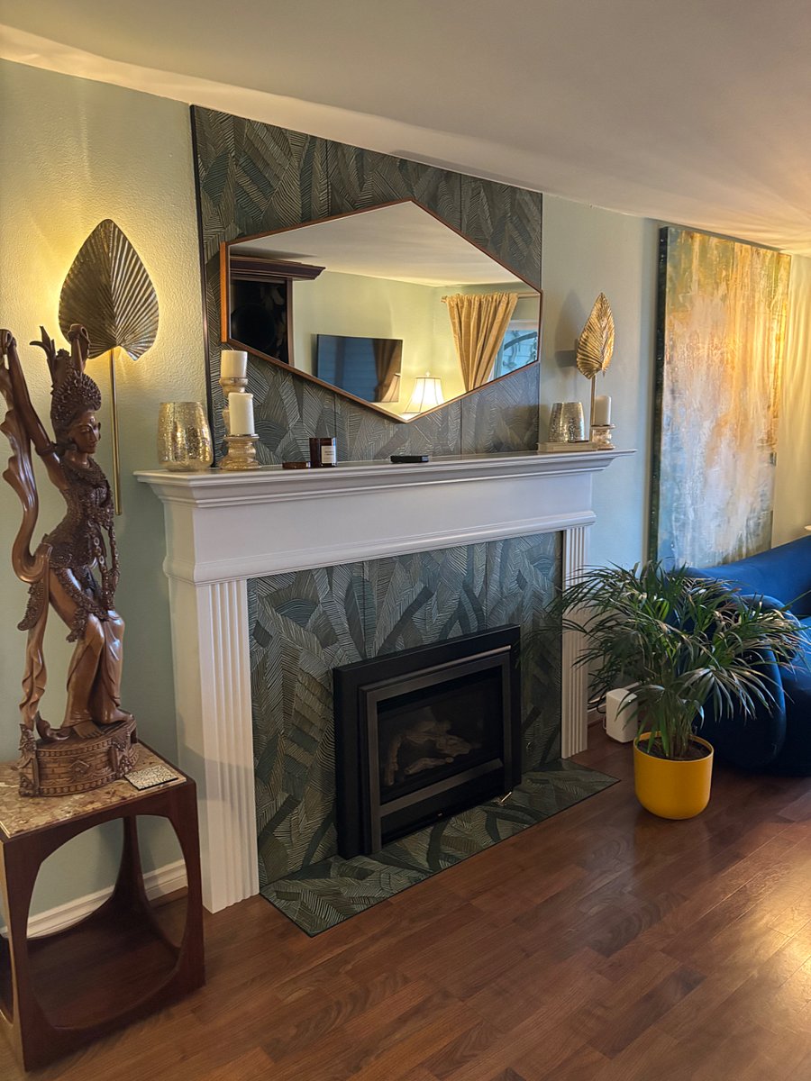 Gas fireplace in the living room, keeps everything cozy. Works on a remote.