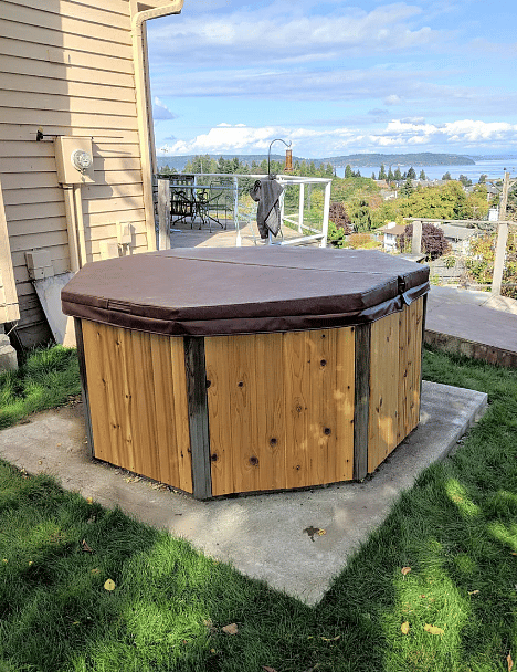 Hot tub, just off the porch.