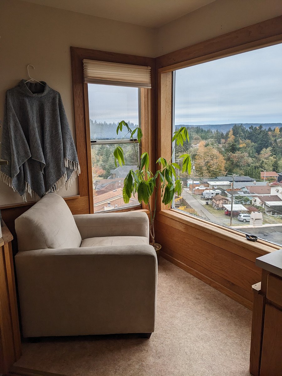Spacious bathroom, even has its own armchair with a view! V tranquil