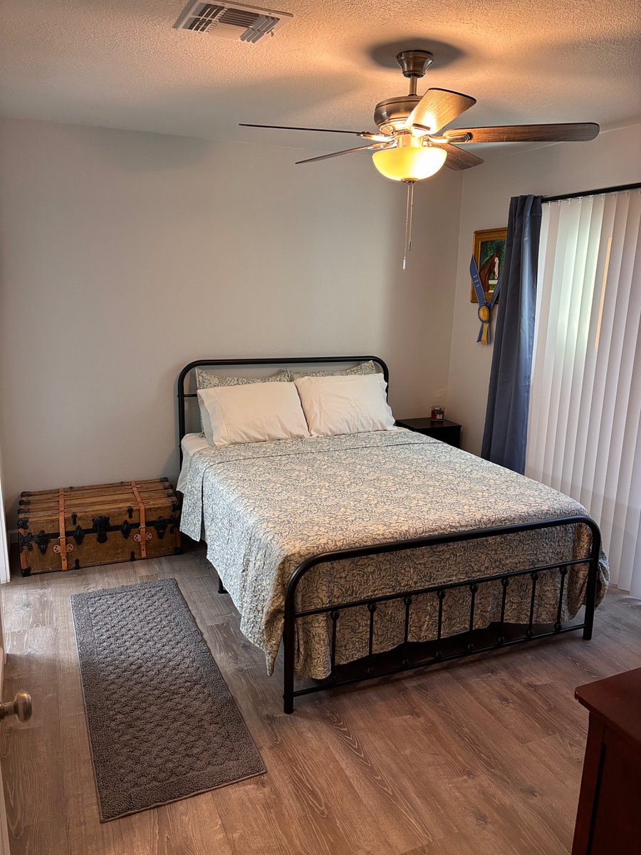 Queen size bedroom #2