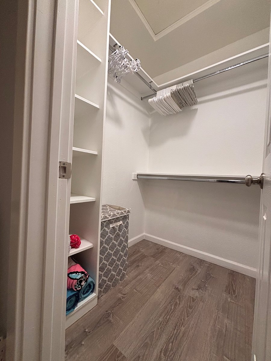 Walk in closet Bedroom #1