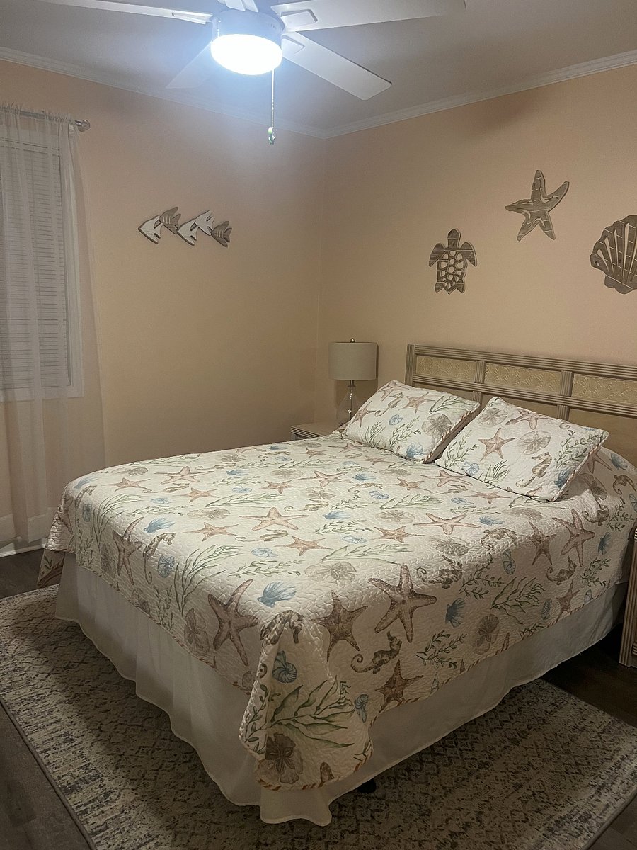 Bedroom 2 - Queen Bed