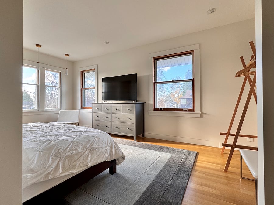 2nd floor - primary bedroom, king bed, walk in closet, smart tv