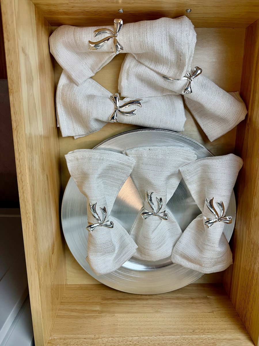 Charger Plates, Napkins, Formal Meals