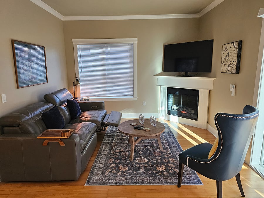 Automatically adjustable reclining couch
