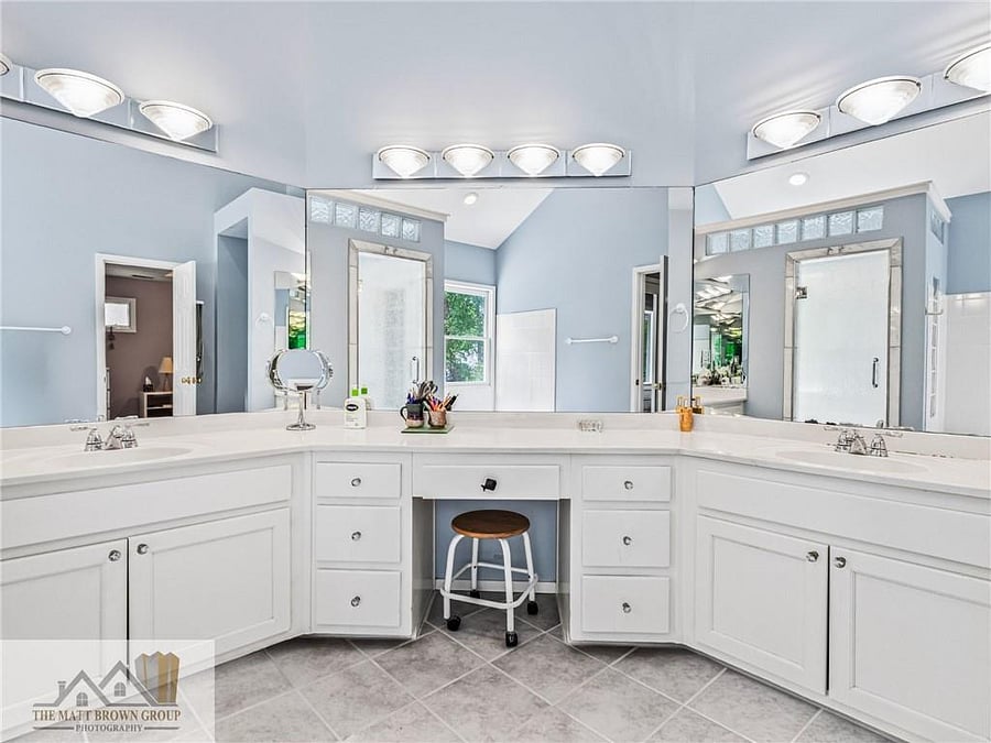 Primary with in-suite bath