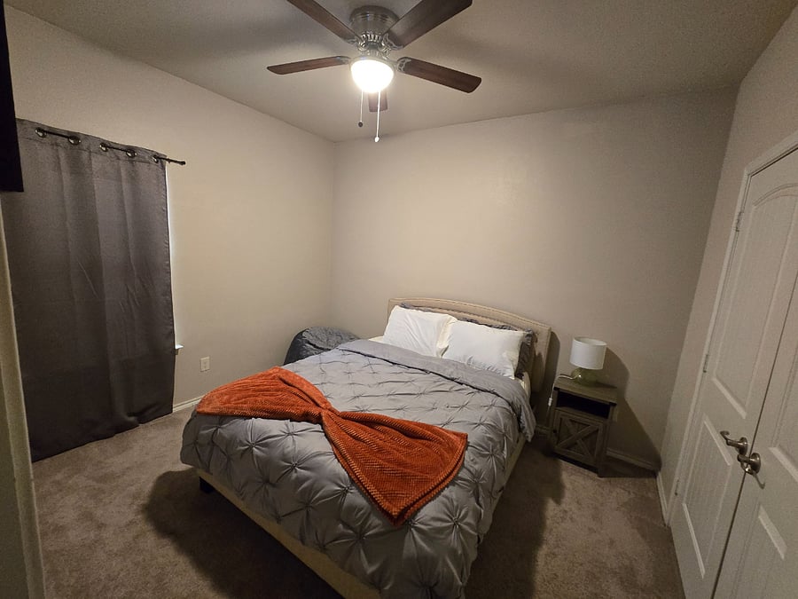 Bedroom 2 - QUEEN
Beanbag 