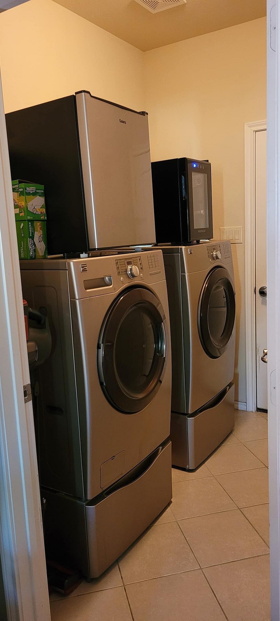 Washer & Dryer
Refrigerator 