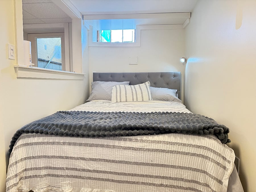 Cozy, sleeping nook with queen sized bed