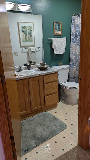2nd floor guest bathroom