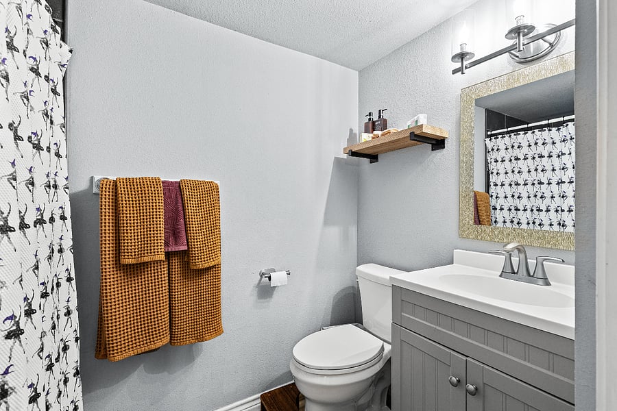 Queen Bathroom - $1000