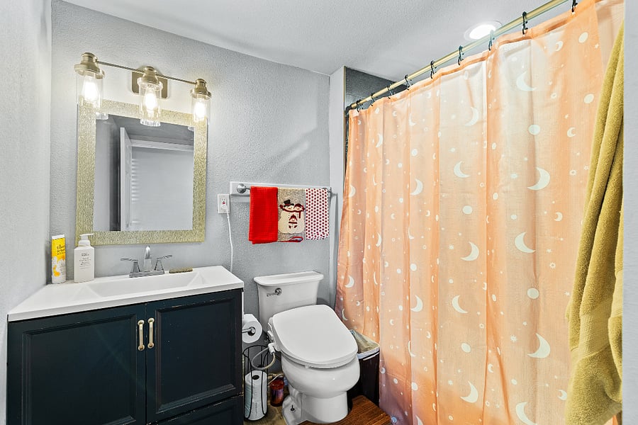 Hallway Bathroom - Twin Suite
