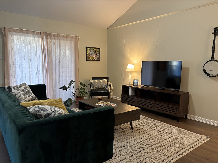 Living room: Smart TV with soundbar