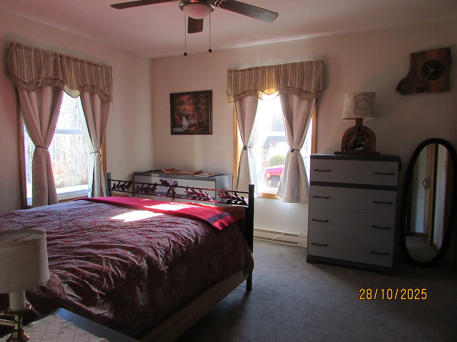 Bedroom 1 with queen sized bed