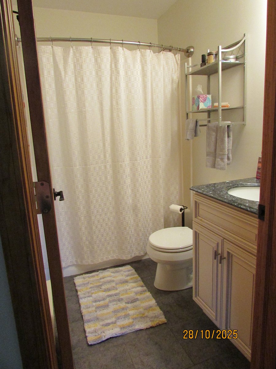 2nd bathroom with tub