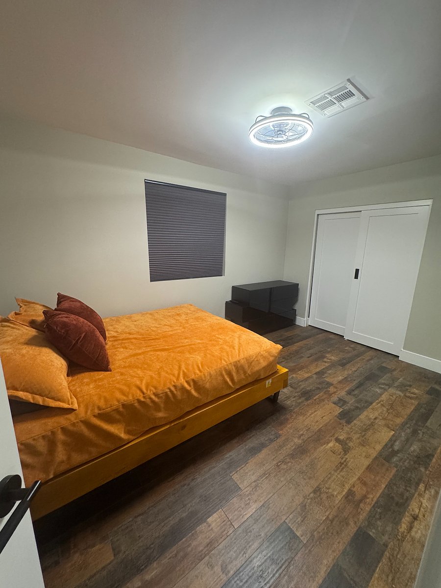 Bedrrom with Queen-size bed, Closet, Dresser