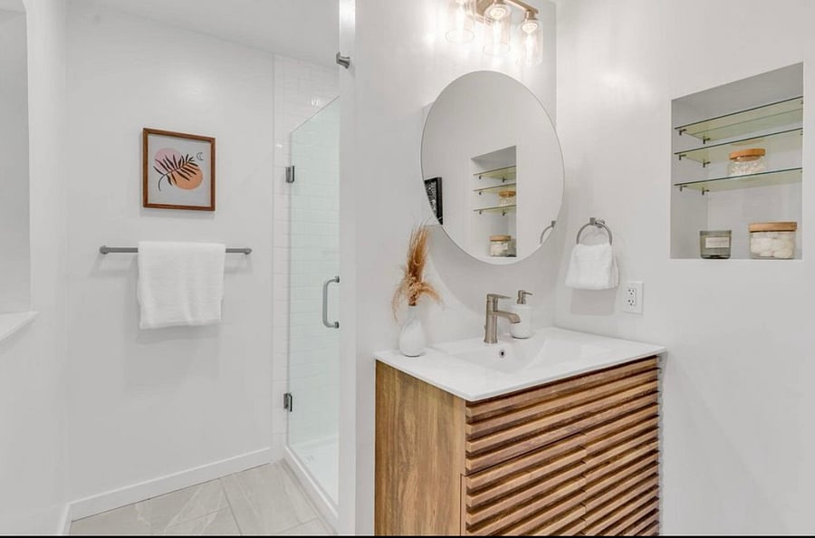 Spacious bathroom 