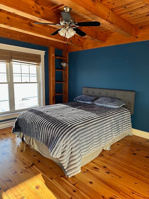 Queen bedroom- with lake views