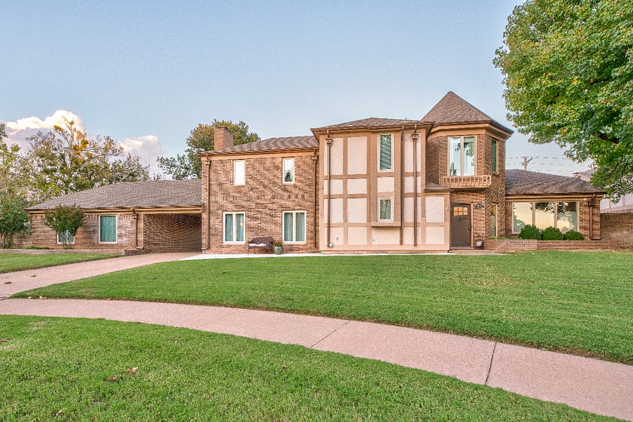 Quiet, well-kept neighborhood with easy access to I-35 and Highway 9. Plenty of parking available.