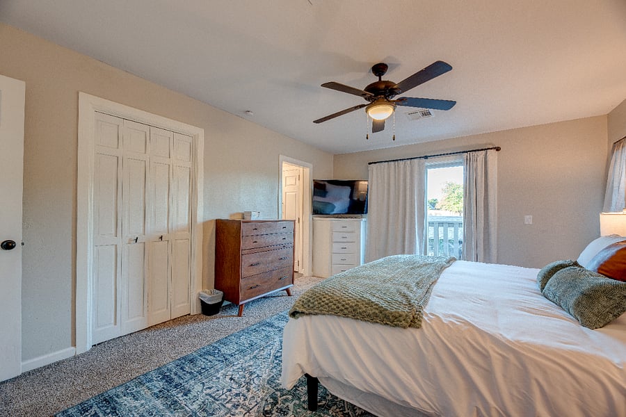 Unpack and then realx with your 50" smart TV and deck overlooking the backyard. All sheets and towels are 100% cotton. 