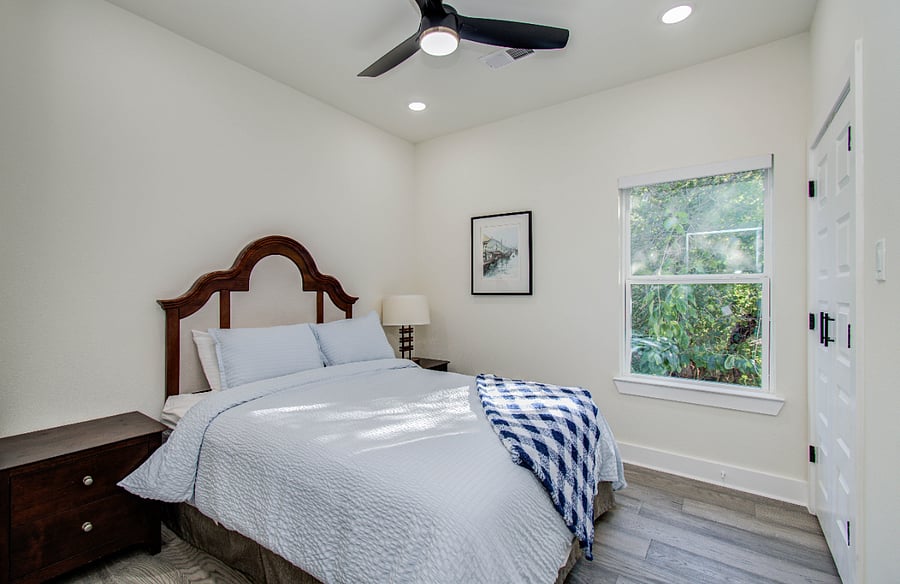 Guest bedroom with queen bed