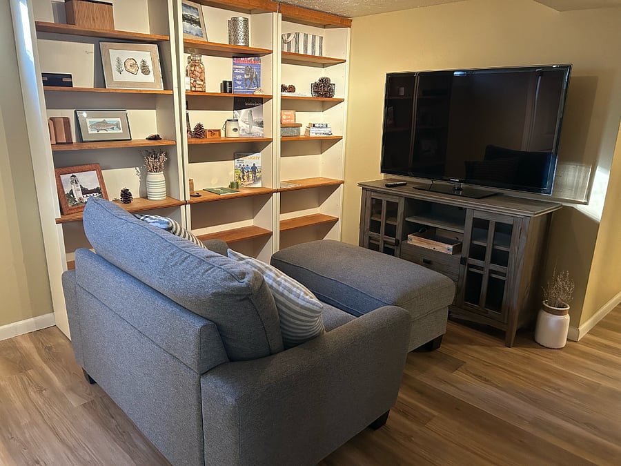 Bonus den with 55" TV with Chromecast
