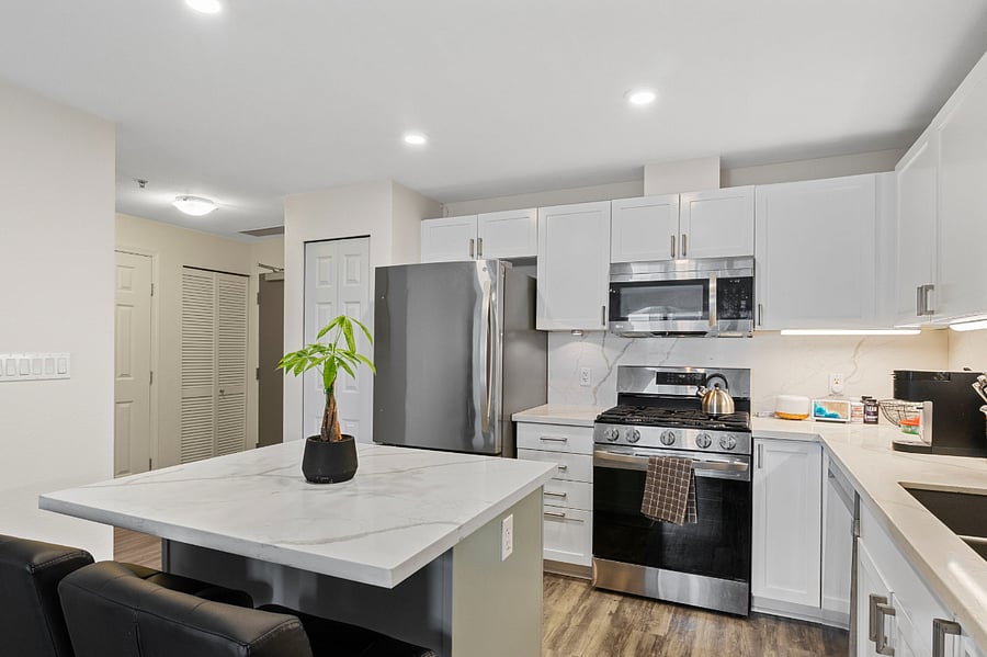 Kitchen and entrance.
