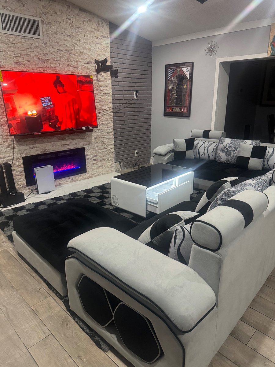 You will enjoy a soft and comfortable sofa in the living room, a tv with power speakers and a table with a built-in cooler. idea for relaxing, watching your favorite show and keeping your drink cold.