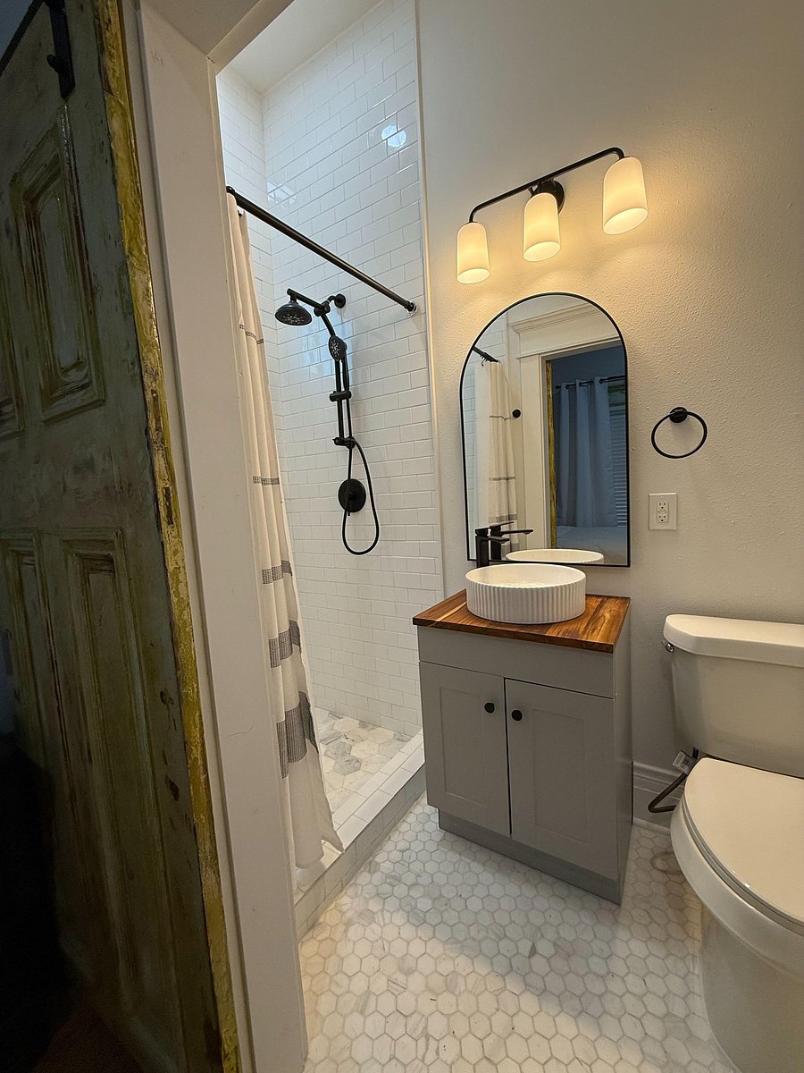 Bedroom 2 Private bathroom