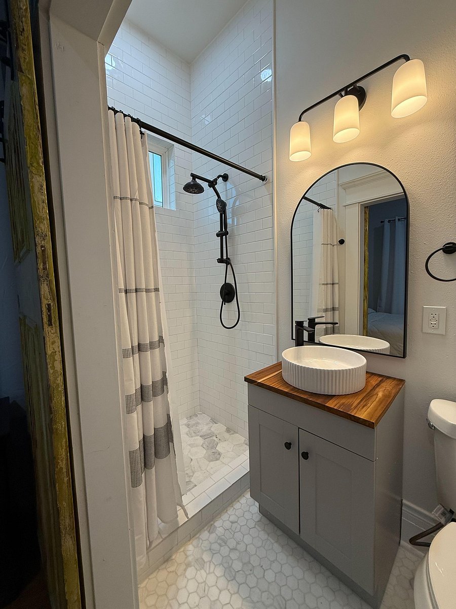 Bedroom 2 Private bathroom